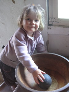 Bokrijk : moudre les grains de moutarde avec un boulet de canon