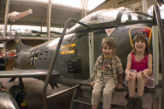 Musée de l'aviation au Cinquantenaire.  Des avions partout.