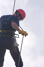 descente en rappel depuis la nacelle de l'auto-élévateur