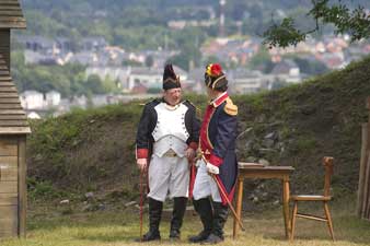 Uniformes du folkore namurois, ville de Namur à l'arrière plan