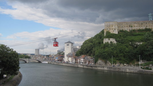 La  Meuse à Huy, la collégiale, la citadelle et le téléphérique