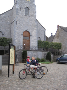 La Place de l'église à Falaën