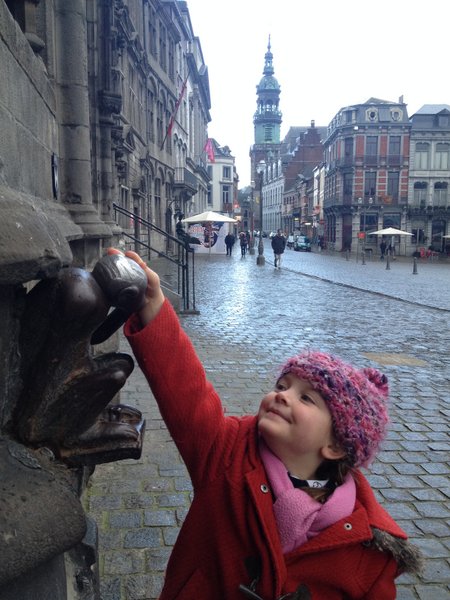 Excursion à Mons : le petit singe (à caresser de l'autre main !)