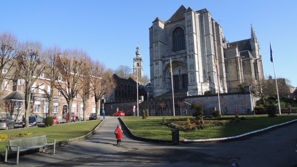 Sainte Waudru et le beffroi de Mons en hiver