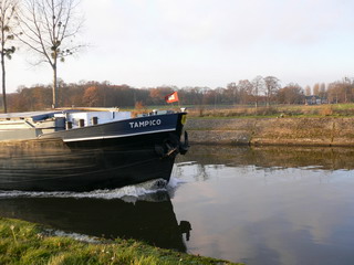 Une péniche sur la Sambre