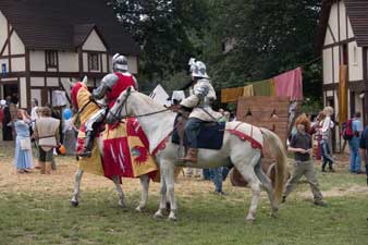 Chevaliers dans le bourg